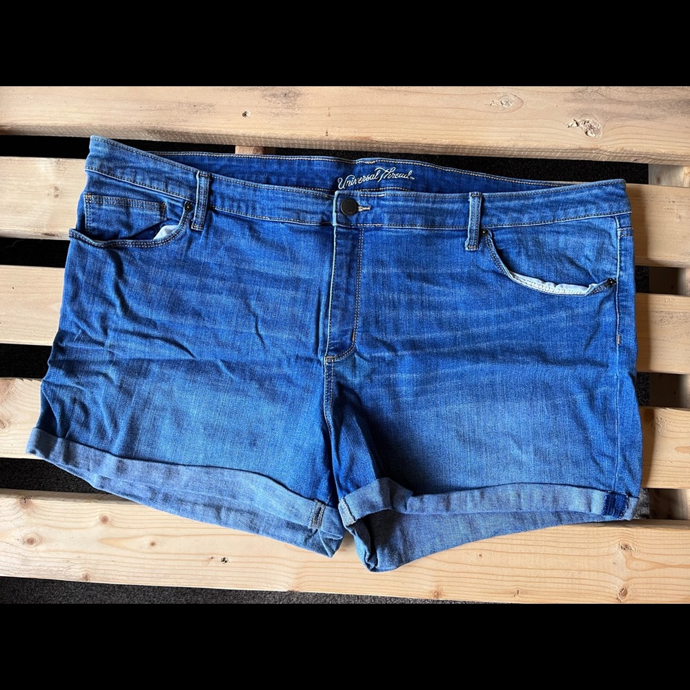 Universal thread size 26 plus size Jean denim shorts with cuff